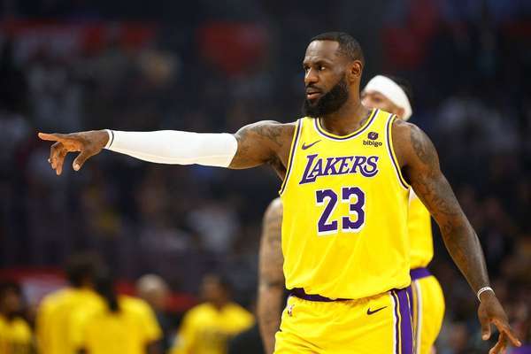 NBA重磅！詹姆斯確認(rèn)離開湖人 官方深情告別"永遠(yuǎn)是家人" 聯(lián)手庫(kù)里概率激增